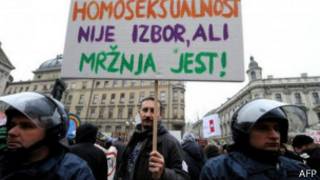 На плакате протестующих написано: "Гомосексуальность не выбирают. Ненависть - это личный выбор".