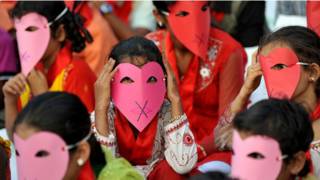 Mulheres com máscaras. Foto: BBC
