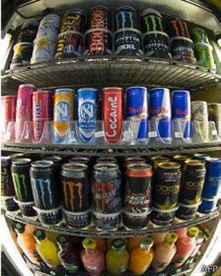 Nevera con bebidas energéticas.