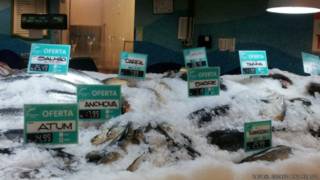 Peixe à venda em supermercado (crédito: Rafael Gomez/BBC Brasil)