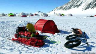 Tienda, equipo y bicicleta de Juan Menéndez Granados en el Union Glacier