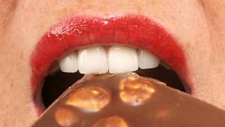 Mujer comiendo dulce