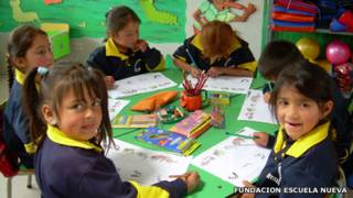 Niños colombianos aprendiendo bajo el modelo Escuela Nueva. Foto: Cortesía Fundación Escuela Nueva, Qatar Foundation