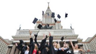 Студенты МГУ после защиты диплома