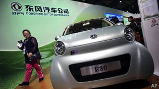 上海汽车展上的一辆东风电动车(5/11/2013)
