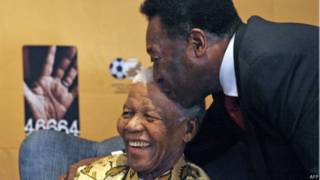 Pelé e Nelson Mandela / Crédito da foto: AFP