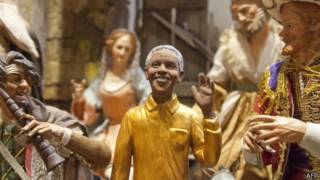Figura de Mandela en una casa de pesebres napolitana