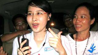 Nữ sinh Nguyễn Phương Uyên (trái)