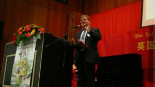 英國副首相特使Roger Davidson議員到場致辭。