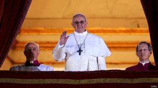El papa Francisco saluda la muchedumbre