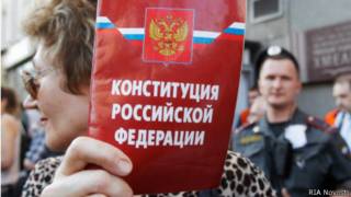 Участница "Дня гнева" на Тверской улице в Москве 28 июня 2013 г.