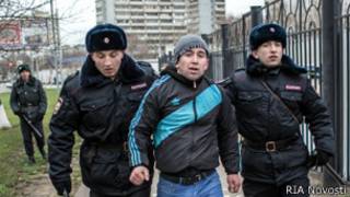 Полицейские ведут задержанного