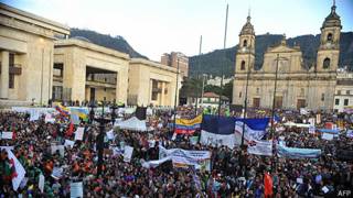 manifestación a favor del alcalde Gustavo Petro en la plaza de bolívar de bogotá