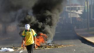 Manifestante durante protesto em Fortaleza (foto: AP)