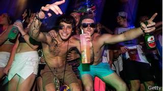 jovenes de fiesta en Australia