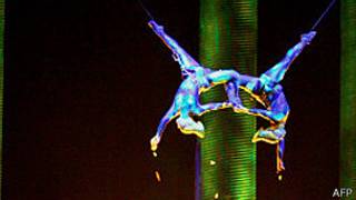 acrobat players hanging on a rope