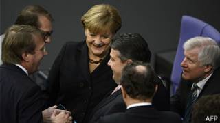 Angela Merkel y miembros de su gabinete de coalición