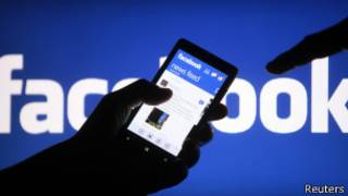 Приложение Facebook в телефоне