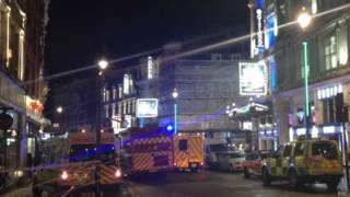 Ambulâncias diante do teatro Apollo (BBC)