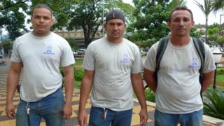 Os trabalhadores Rafael Rocha Gomes (à esq.), José Edval da Silva e Evaldo Barbosa Araújo (à dir.) - foto: BBC