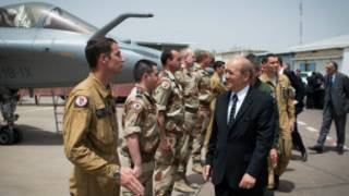 Jean-Yves Le Drian au Mali, aux côtés des soldats de l'opération Serval, remplacée désormais par Barkhane