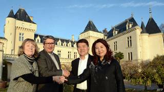 Lam Kok y James Gregoire con sus esposas, tras firmar el contrato.