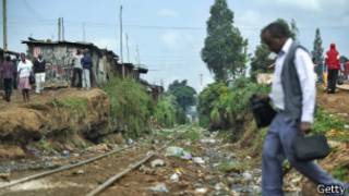Vibanda vya Kibera vimejengwa karibu sana na njia ya reli