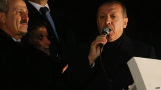 Ministro Caglayan com premiê Erdogan. Foto: AFP