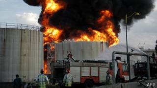 Нефтеперерабатывающий завод в огне
