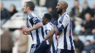 Nicolas Anelka (inyuma) arimo akora icyo kimenyetso