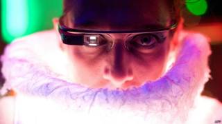 Modelo con Google Glass y Mood Sweater