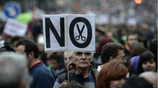 Jubilado con cartel "No"