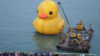 Bebek karet raksasa