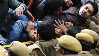 कांग्रेस उपाध्यक्ष राहुल गांधी के आवास के बाहर प्रदर्शन करते भाजपा नेता अनुराग ठाकुर
