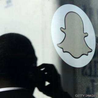 美国加州威尼斯Snapchat总部外一名男子使用手机(14/11/2013)