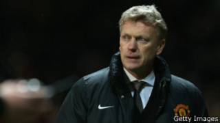 David Moyes of Manchister United looks at his players