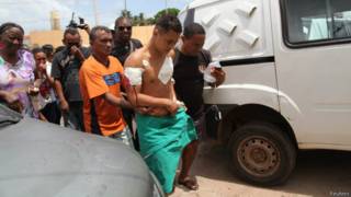 Detento ferido é retirado do complexo prisional de Pedrinhas (foto: Reuters)