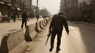 Rebeldes caminham na cidade de Aleppo, no norte da Síria (foto: AFP)