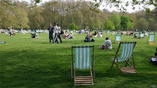 Cadeiras e frequentadores de parque em Londres (Arquivo/BBC)