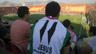 Espectador con la camiseta con el mapa de la antigua palestina