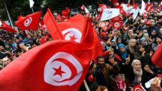 تونسيون يحيون ذكرى الثورة