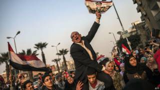 Simpatizantes do general Sisi em manifestação durante referendo no Egito (AFP)