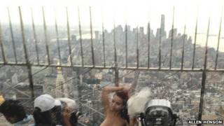 foto de mulher de topless | Allen Henson