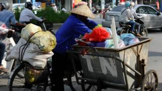 Một người làm nghề thu rác ở Việt Nam