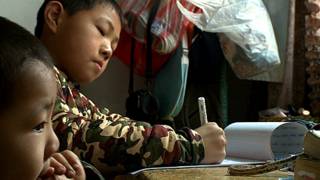 Niño escribiendo