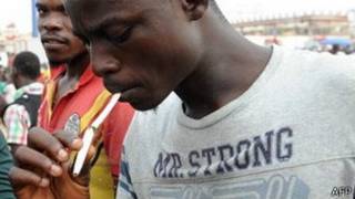 hombre fumando