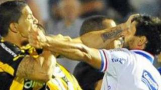 Trifulca durante el partido entre los equipos uruguayos de Nacional y Peñarol