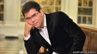 Азамат дүйнөлүк классикалык музыка сүйүүчүлөрдүн алдында буга чейин дагы ойноп келген. Бирок буга чейин бир дагы кыргызстандык музыкант айтылуу Карнеги Холлду багынткан эмес