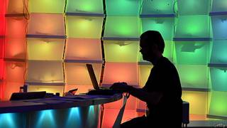 Una persona frente a un computador portátil