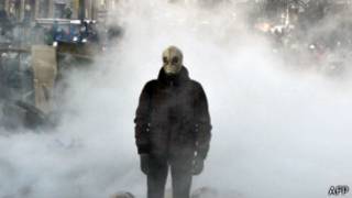 Manifestante portando una máscara antigas en Kiev